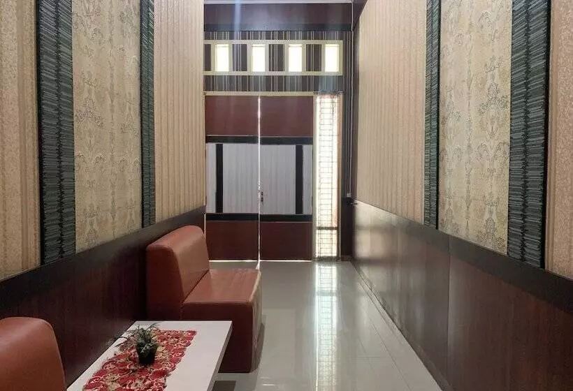 Hotelli Oyo 93918 Wisma Tulip