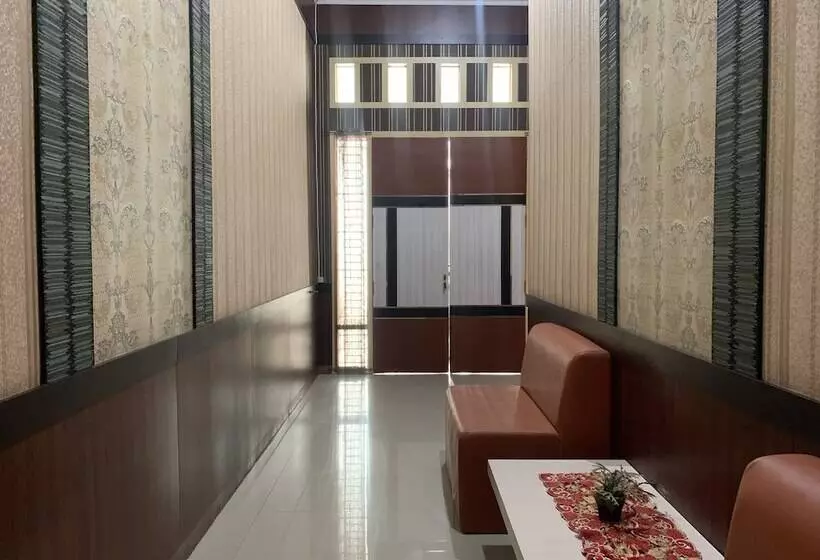 Hotelli Oyo 93918 Wisma Tulip