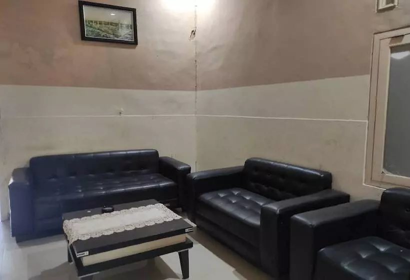 Hotelli Oyo 93918 Wisma Tulip