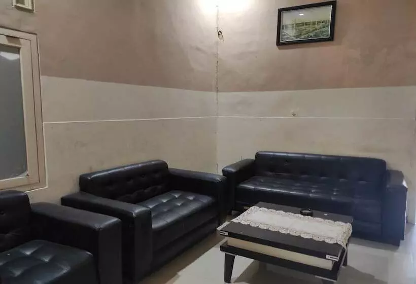 Hotelli Oyo 93918 Wisma Tulip