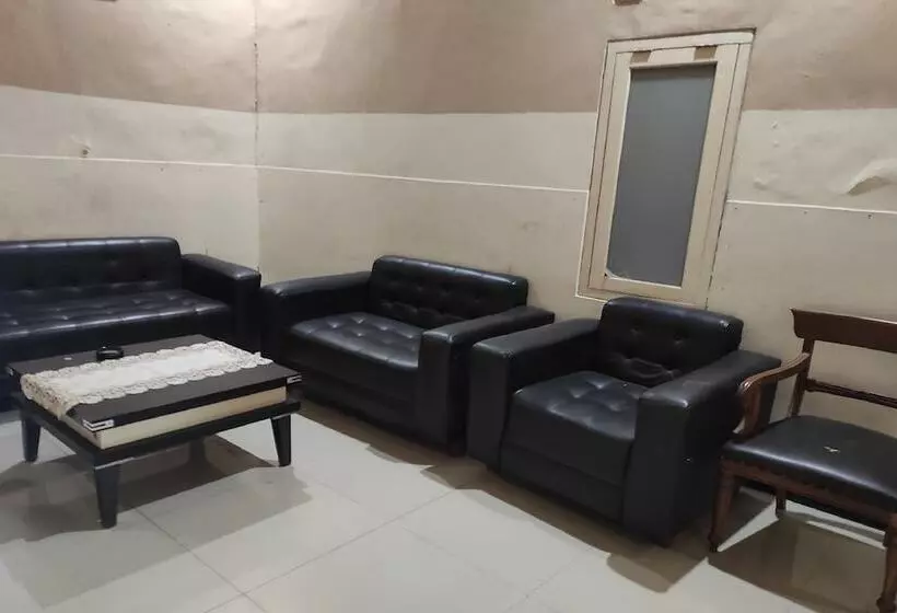 Hotelli Oyo 93918 Wisma Tulip