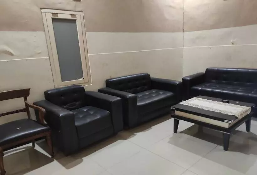 Hotelli Oyo 93918 Wisma Tulip