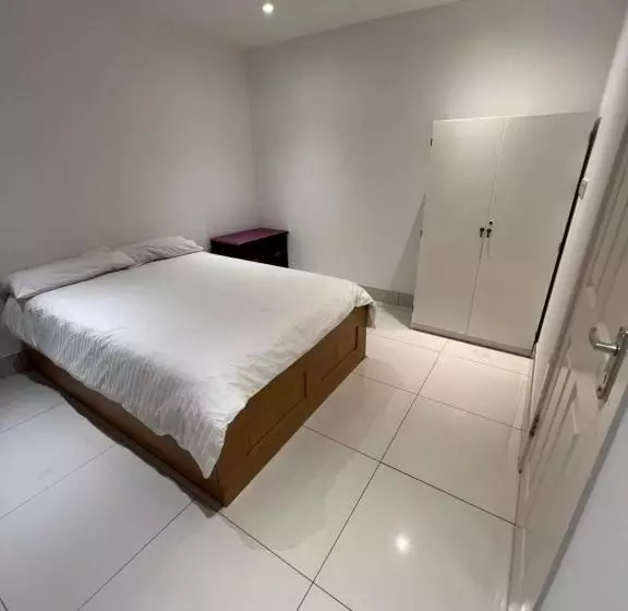 پانسیون Lovely Home In Kimmage, Dublin