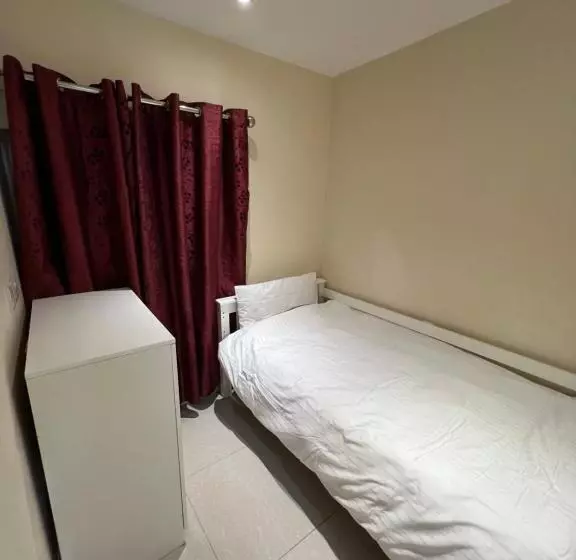 پانسیون Lovely Home In Kimmage, Dublin