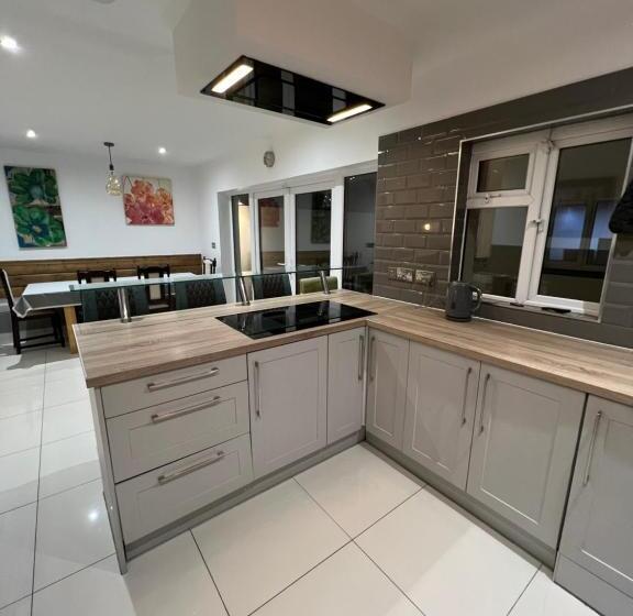 펜션 Lovely Home In Kimmage, Dublin