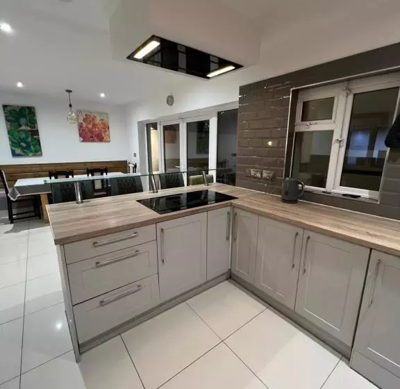 پانسیون Lovely Home In Kimmage, Dublin