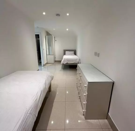 پانسیون Lovely Home In Kimmage, Dublin