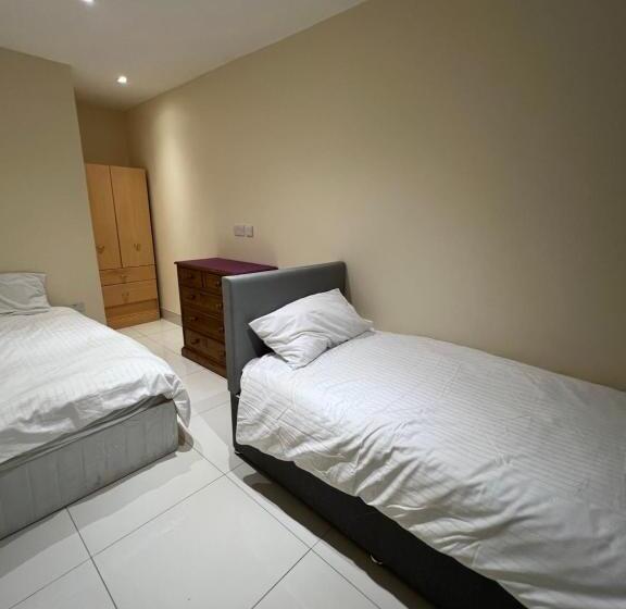 펜션 Lovely Home In Kimmage, Dublin