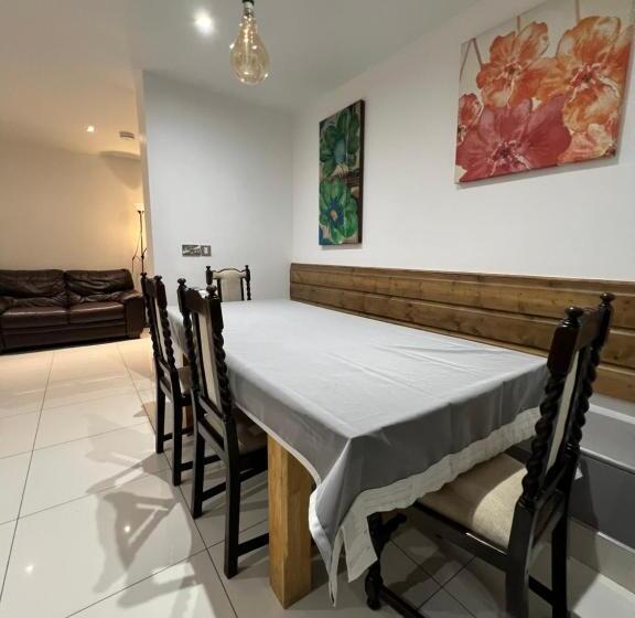 펜션 Lovely Home In Kimmage, Dublin