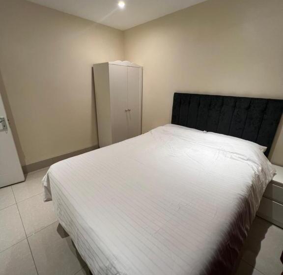 펜션 Lovely Home In Kimmage, Dublin