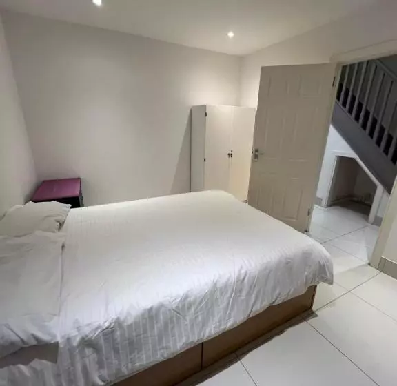 پانسیون Lovely Home In Kimmage, Dublin