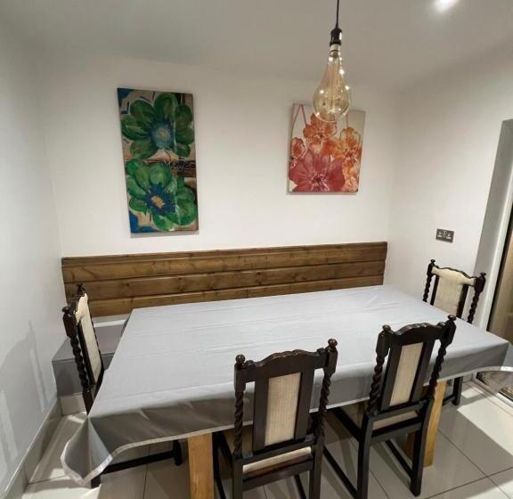 펜션 Lovely Home In Kimmage, Dublin