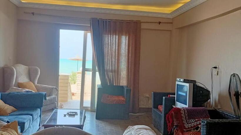 شاليه فيلا فندقي سياحي علي البحر مباشرة بحديقة خاصة