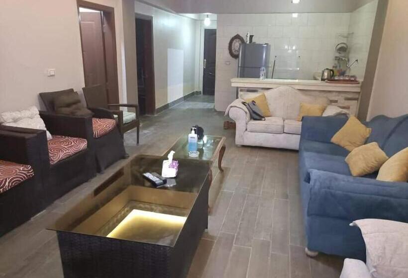 شاليه فيلا فندقي سياحي علي البحر مباشرة بحديقة خاصة