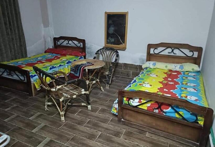 شاليه فيلا فندقي سياحي علي البحر مباشرة بحديقة خاصة