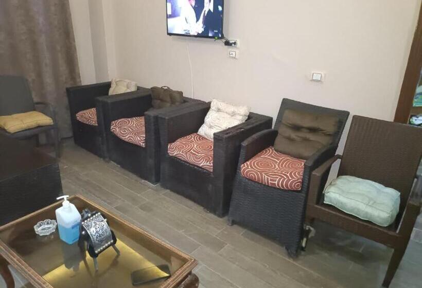 شاليه فيلا فندقي سياحي علي البحر مباشرة بحديقة خاصة