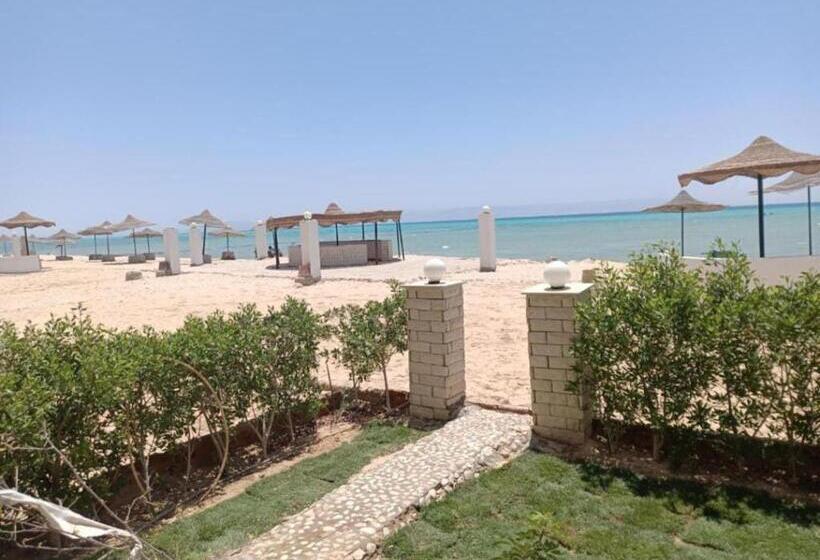 شاليه فيلا فندقي سياحي علي البحر مباشرة بحديقة خاصة