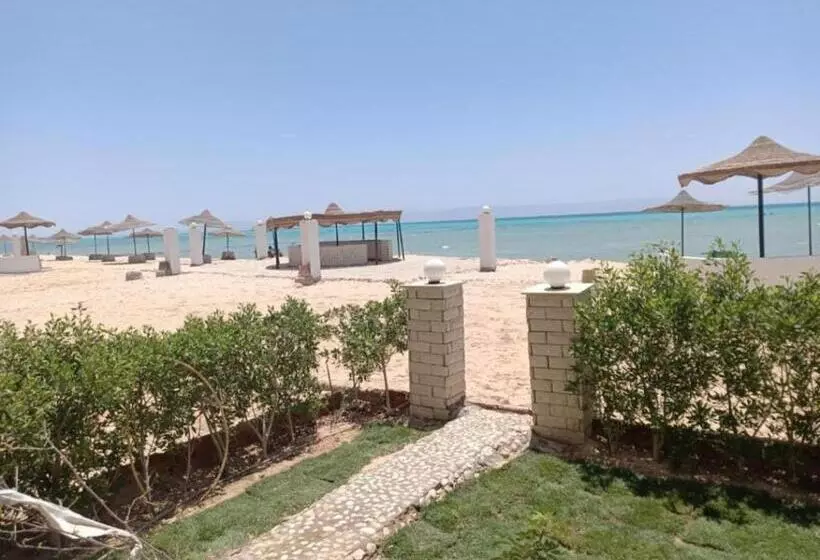 شاليه فيلا فندقي سياحي علي البحر مباشرة بحديقة خاصة