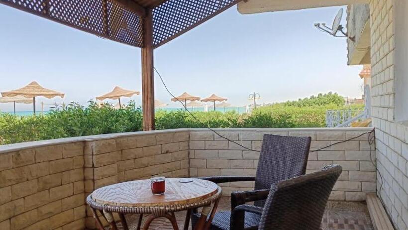 شاليه فيلا فندقي سياحي علي البحر مباشرة بحديقة خاصة