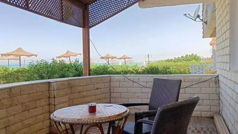 شاليه فيلا فندقي سياحي علي البحر مباشرة بحديقة خاصة
