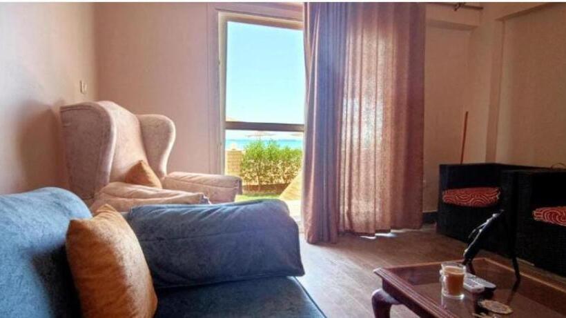 شاليه فيلا فندقي سياحي علي البحر مباشرة بحديقة خاصة