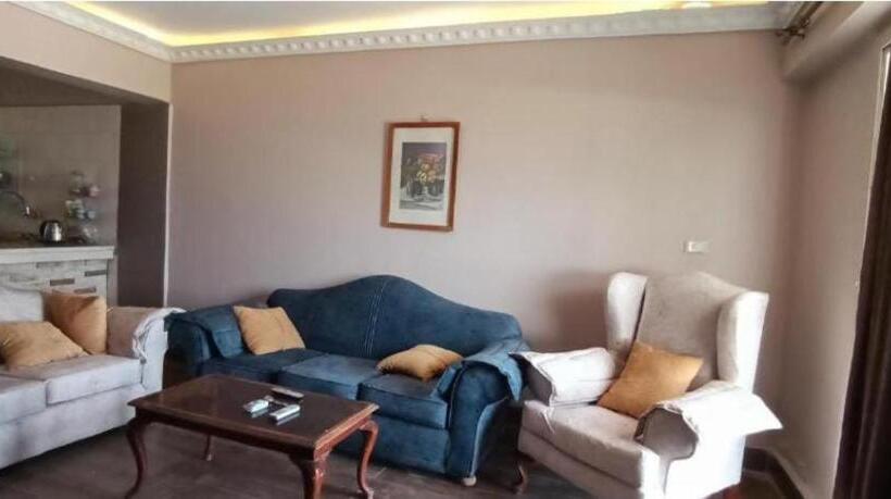 شاليه فيلا فندقي سياحي علي البحر مباشرة بحديقة خاصة