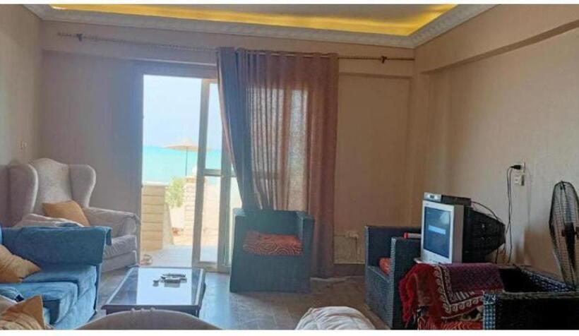 شاليه فيلا فندقي سياحي علي البحر مباشرة بحديقة خاصة