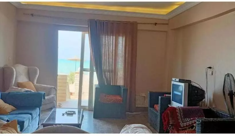 شاليه فيلا فندقي سياحي علي البحر مباشرة بحديقة خاصة