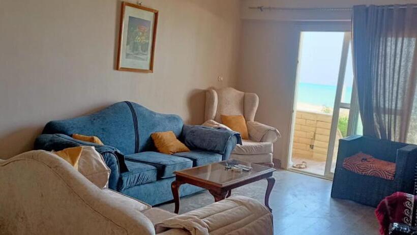 شاليه فيلا فندقي سياحي علي البحر مباشرة بحديقة خاصة