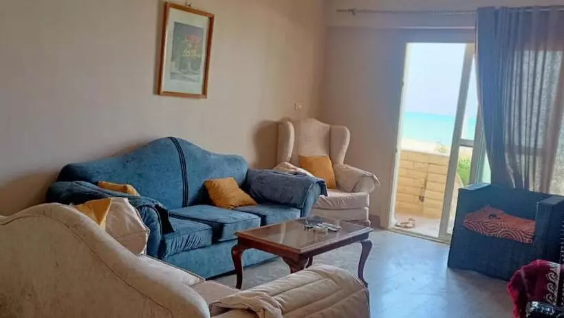 شاليه فيلا فندقي سياحي علي البحر مباشرة بحديقة خاصة