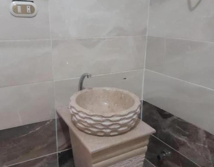 شاليه فيلا فندقي سياحي علي البحر مباشرة بحديقة خاصة