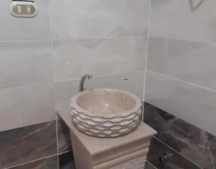 شاليه فيلا فندقي سياحي علي البحر مباشرة بحديقة خاصة