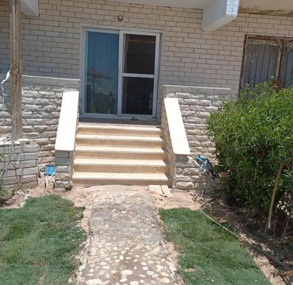 شاليه فيلا فندقي سياحي علي البحر مباشرة بحديقة خاصة