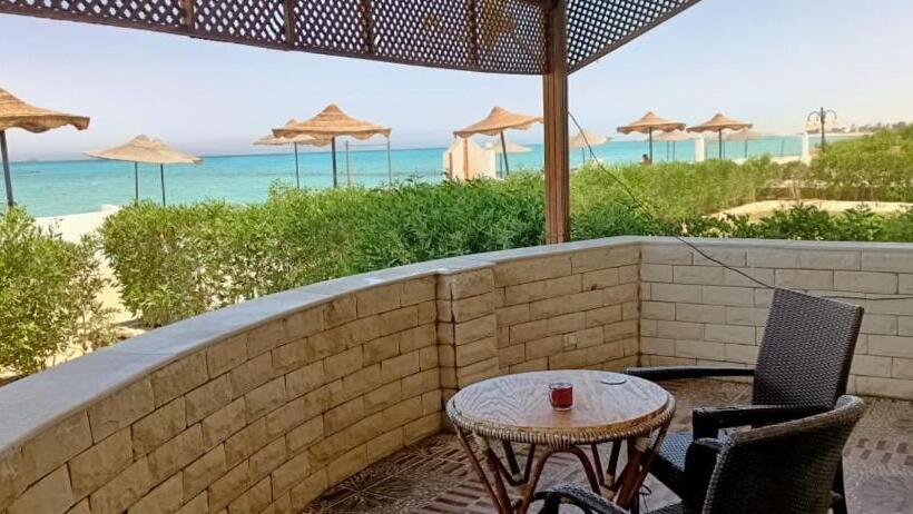 شاليه فيلا فندقي سياحي علي البحر مباشرة بحديقة خاصة