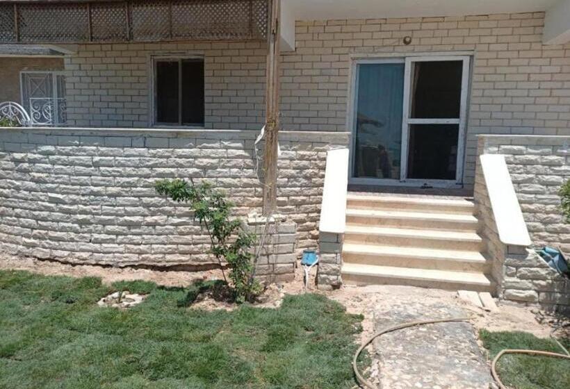 شاليه فيلا فندقي سياحي علي البحر مباشرة بحديقة خاصة