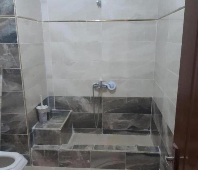 شاليه فيلا فندقي سياحي علي البحر مباشرة بحديقة خاصة