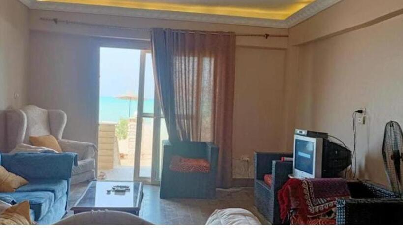 شاليه فيلا فندقي سياحي علي البحر مباشرة بحديقة خاصة