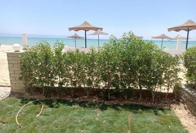 شاليه فيلا فندقي سياحي علي البحر مباشرة بحديقة خاصة