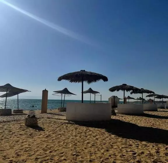 شاليه فيلا فندقي سياحي علي البحر مباشرة بحديقة خاصة
