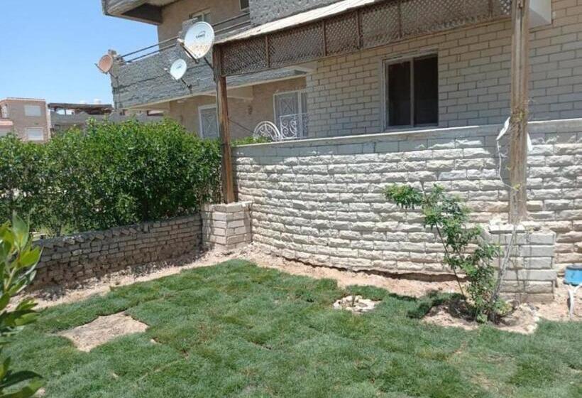 شاليه فيلا فندقي سياحي علي البحر مباشرة بحديقة خاصة