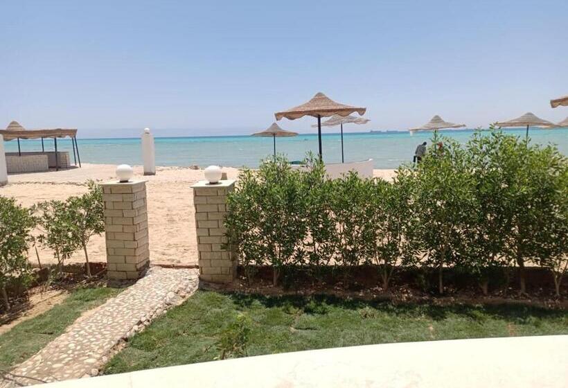 شاليه فيلا فندقي سياحي علي البحر مباشرة بحديقة خاصة