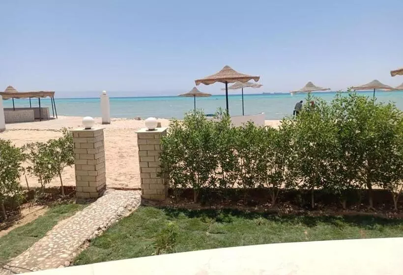 شاليه فيلا فندقي سياحي علي البحر مباشرة بحديقة خاصة