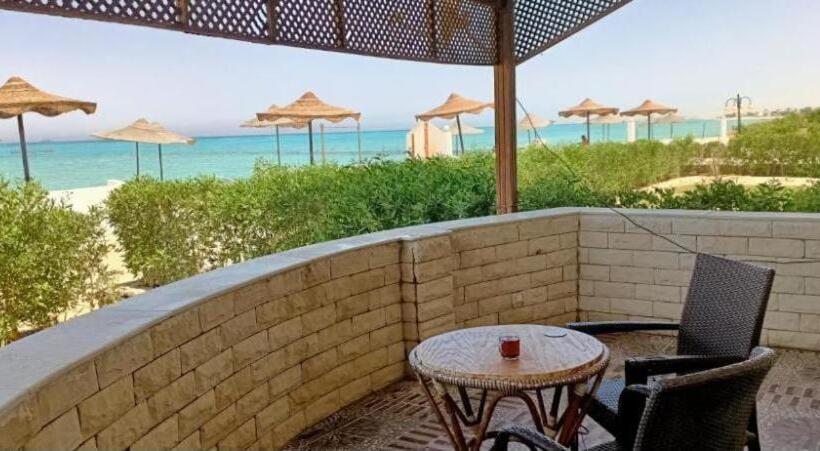 شاليه فيلا فندقي سياحي علي البحر مباشرة بحديقة خاصة