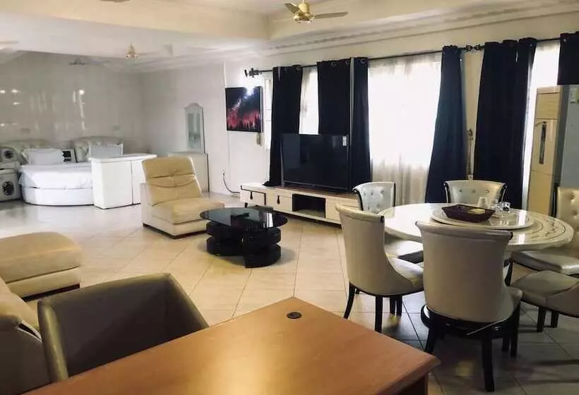 Hotelli Crislord Palace