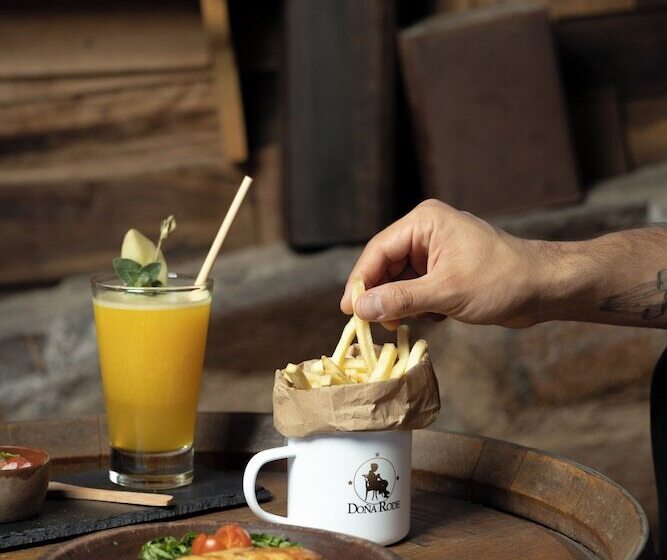 ホテル Y Restaurant Doña Rode