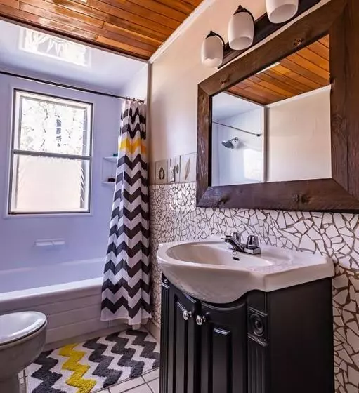 Auberge C Mon Inn Hostel