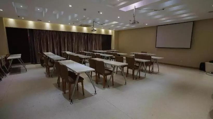 Starway Hotel Yibin Laiyin