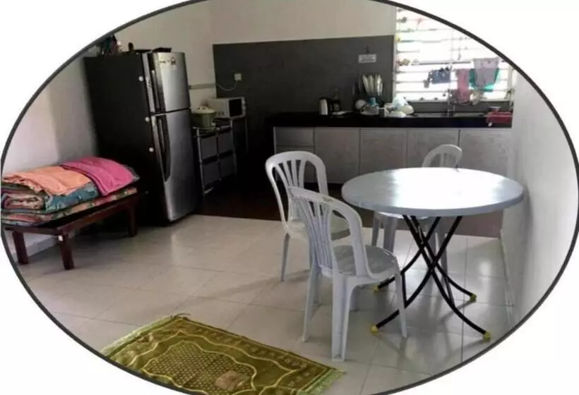 ペンション Oyo Home 90977 Azzinki Homestay