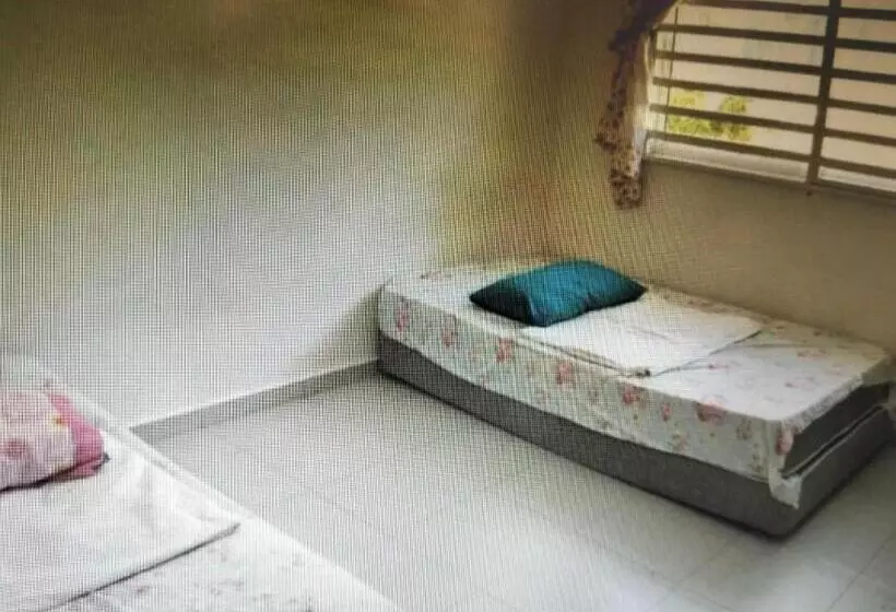ペンション Oyo Home 90977 Azzinki Homestay
