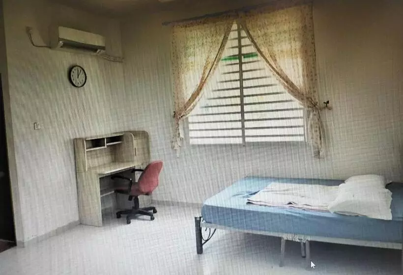 ペンション Oyo Home 90977 Azzinki Homestay